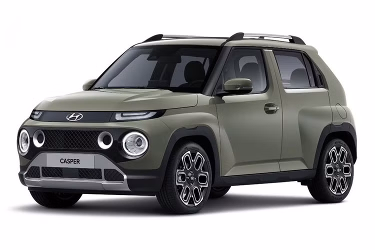 Đằng sau Hyundai Casper 2022 xuất hiện cụm đèn hậu hình học, tích hợp vào kính. Trong khi đó, đèn phản quang của xe được thiết kế tròn trịa, tạo sự tương đồng với đầu xe. Để ra dáng một mẫu SUV, Hyundai Casper 2022 được trang bị tấm ốp gầm giả bên dưới đầu xe và đuôi xe.