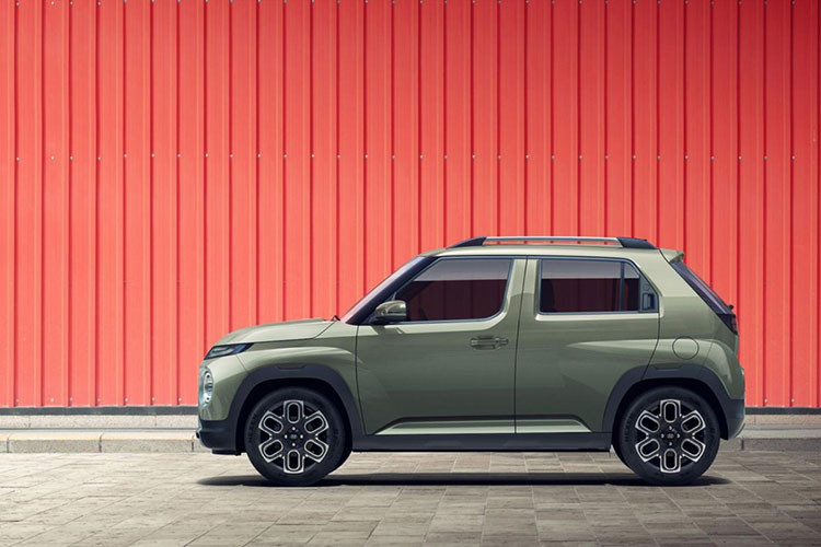 So với đàn anh Hyundai Venue 2021 mới vốn có chiều dài 4.036 mm, chiều rộng 1.770 mm, chiều cao 1.565 mm và chiều dài cơ sở 2.520 mm, Casper 2022 nhỏ hơn đáng kể.