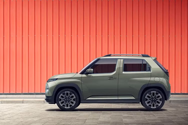 So với đàn anh Hyundai Venue 2021 mới vốn có chiều dài 4.036 mm, chiều rộng 1.770 mm, chiều cao 1.565 mm và chiều dài cơ sở 2.520 mm, Casper 2022 nhỏ hơn đáng kể.