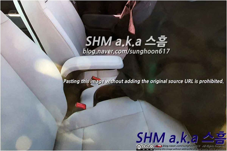 Ở bản tiêu chuẩn, Hyundai Casper 2022 sẽ dùng lưới tản nhiệt hình học sơn màu bạc. Trong khi đó, bản Active của xe lại được trang bị lưới tản nhiệt màu đen, có thêm 2 hốc gió hình tròn để tăng hiệu suất làm mát cho động cơ. Đây cũng là dấu hiệu ám chỉ việc Hyundai Casper 2022 bản Active được trang bị động cơ tăng áp.