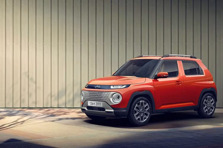 Hyundai Casper hoàn toàn mới ban đầu được gọi bằng tên mã là AX-1. Xe xuất hiện trên đường thử vào tháng 2 đầu năm nay và 3 tháng sau được hé lộ qua hình ảnh teaser.