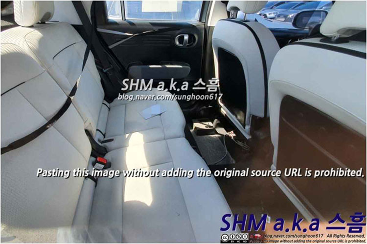 Hyundai Casper 2022 vốn được phát triển dựa trên cơ sở gầm bệ K1 chung với Grand i10. Do đó, đây còn được coi là phiên bản SUV của Hyundai Grand i10. Đúng như hình ảnh trên đường thử và hình ảnh teaser do hãng Hyundai tung ra, Casper 2022 được trang bị LED hình tròn khá lớn, nằm hai bên lưới tản nhiệt.