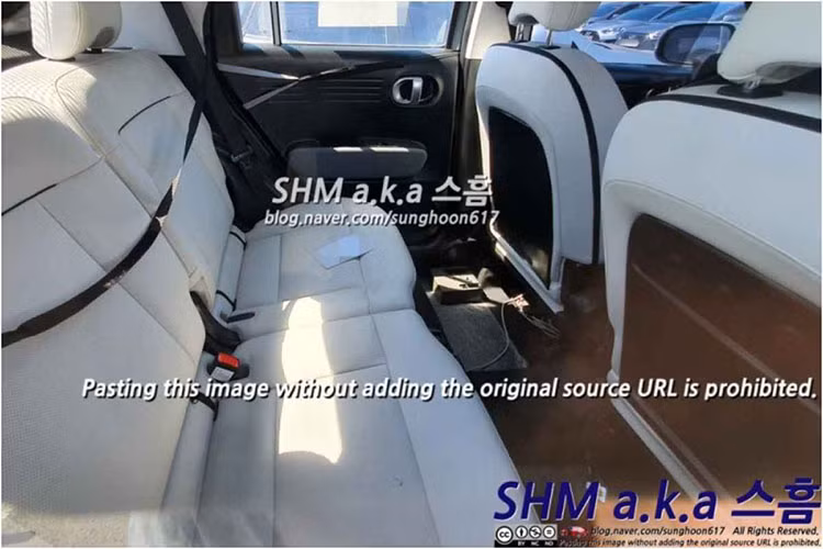 Hyundai Casper 2022 vốn được phát triển dựa trên cơ sở gầm bệ K1 chung với Grand i10. Do đó, đây còn được coi là phiên bản SUV của Hyundai Grand i10. Đúng như hình ảnh trên đường thử và hình ảnh teaser do hãng Hyundai tung ra, Casper 2022 được trang bị LED hình tròn khá lớn, nằm hai bên lưới tản nhiệt.