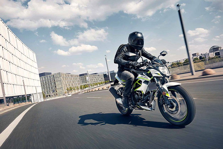 Các trang bị khác như bảng đồng hồ, bình xăng, ống xả hay hệ thống đèn chiếu sáng... của hai chiếc xe môtô cỡ nhỏ Kawasaki đều không thay đổi.