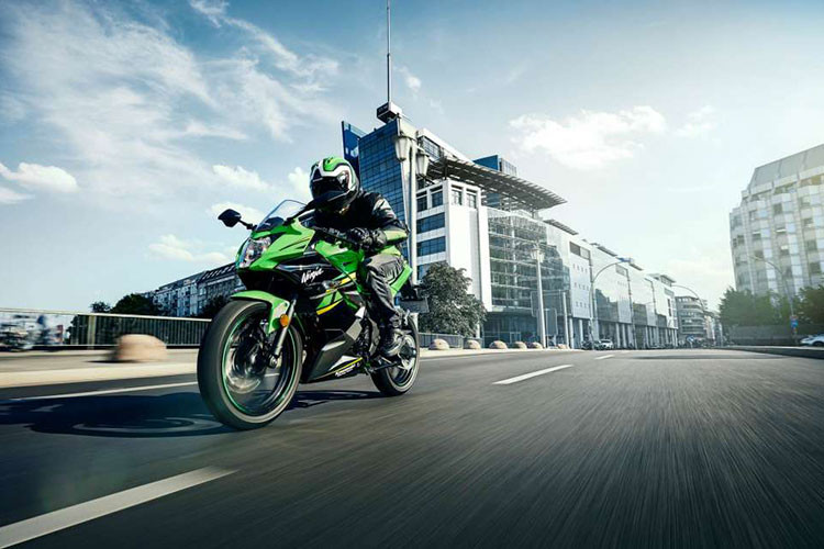 Kết cấu khung chính của bộ đôi xe là dạng ống thép đan thành lưới mắt cáo. Hệ thống treo của xe gồm cặp phuộc ống lồng ở trước và giảm xóc lò xo trụ đơn phía sau, đi kèm là bộ vành đúc hợp kim kích thước 17 inch. Tuy là mẫu xe 125cc, nhưng Kawasaki Ninja 125 và Z125 được trang bị đầy đủ phanh đĩa ở cả trước và sau, đi kèm là hệ thống chống bó cứng phanh ABS.