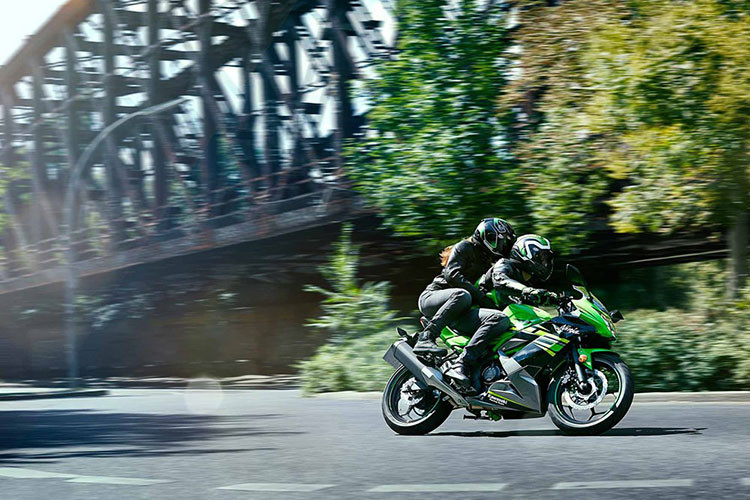 Về thiết kế, bộ đôi xe môtô giá rẻ Kawasaki Ninja 125 và Z125 đều có ngoại hình giống với Ninja 250SL và Z250SL bán ra tại thị trường Đông Nam Á. Trong đó, Ninja 125 sở hữu ngoại hình của một chiếc sport bike với dàn quây ở đầu xe đi liền với đèn pha đơn, tay lái clip-on, đuôi xe gọn gàng với đèn hậu khá nhỏ nhắn.