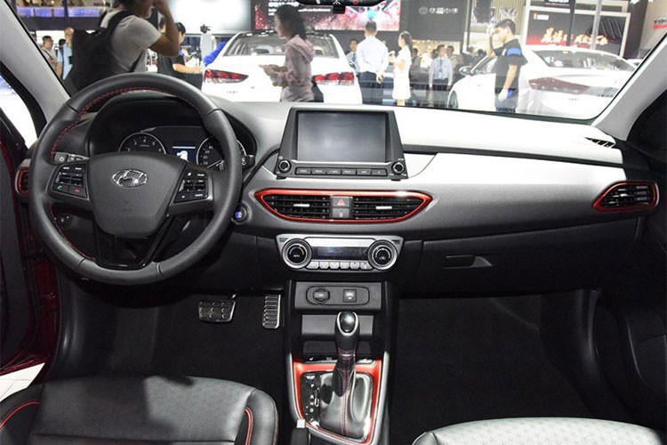 Bên trong Celesta Wagon, người lái được chào đón bằng không gian nội thất theo phong cách của Hyundai Elantra phiên bản hiện tại. Nội thất của chiếc Hyundai Celesta Wagon trong triển lãm ôtô Thành Đô 2018 được phủ bằng tông màu đen chủ đạo. Nổi bật trên nền đen là những chi tiết màu đỏ tương phản.