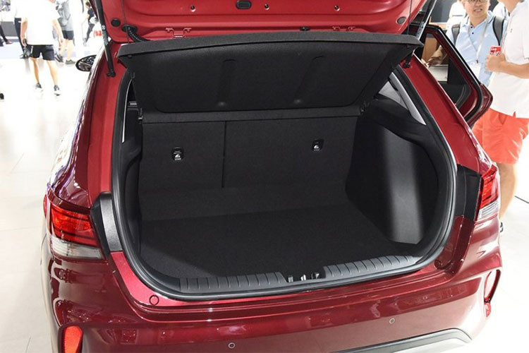 Các kích thước cơ bản của Hyundai Celesta Wagon bao gồm chiều dài 4.405 mm, rộng 1.750 mm, cao 1.485 mm và chiều dài cơ sở 2.650 mm.