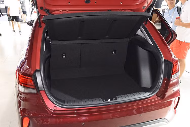 Các kích thước cơ bản của Hyundai Celesta Wagon bao gồm chiều dài 4.405 mm, rộng 1.750 mm, cao 1.485 mm và chiều dài cơ sở 2.650 mm.