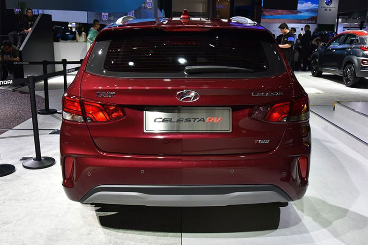 Tất nhiên, sự khác biệt lớn nhất giữa Hyundai Celesta Wagon 2019 và phiên bản sedan nằm ở sườn xe cũng như đuôi xe. Tại đây, bạn sẽ tìm thấy phần nóc mượt mà và giá nóc mang tính chất trang trí.