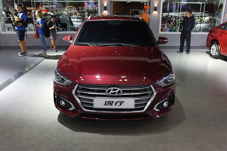 Cụ thể, Hyundai Celesta Wagon 2019 được trang bị cản trước hoàn toàn mới, kéo theo hốc đèn sương mù khác biệt, và lưới tản nhiệt hình lục giác nằm thẳng đứng hơn. Chưa hết, Hyundai Celesta Wagon còn được trang bị cụm đèn pha sắc sảo, tạo cảm giác "hợp mốt" hơn cho xe.