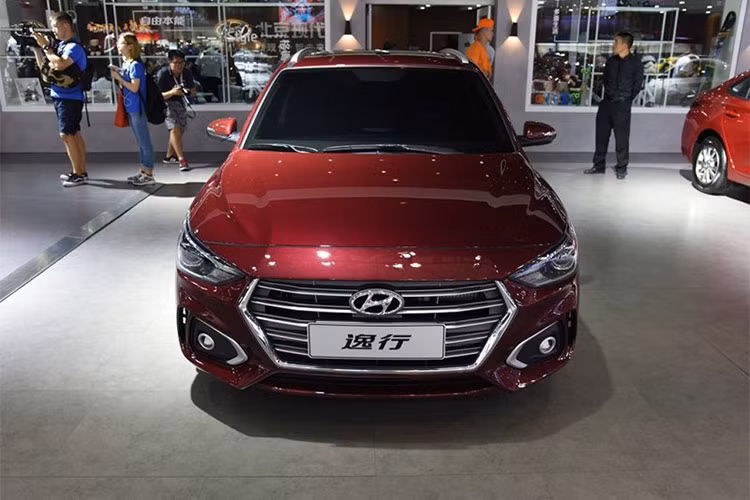 Cụ thể, Hyundai Celesta Wagon 2019 được trang bị cản trước hoàn toàn mới, kéo theo hốc đèn sương mù khác biệt, và lưới tản nhiệt hình lục giác nằm thẳng đứng hơn. Chưa hết, Hyundai Celesta Wagon còn được trang bị cụm đèn pha sắc sảo, tạo cảm giác "hợp mốt" hơn cho xe.