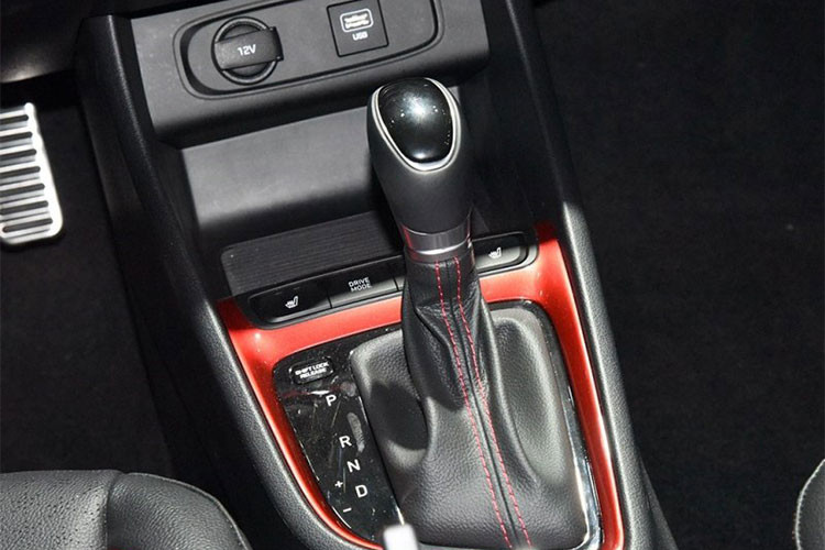 Động cơ Hyundai Celesta là 1,6 lít sẽ đi với hộp số sàn 6 cấp hoặc tự động 6 cấp. Trong khi đó, động cơ 1,4 lít lại đồng hành với hộp số tự động ly hợp kép 7 cấp, tiêu thụ lượng xăng trung bình chỉ 5,3 lít/100 km.