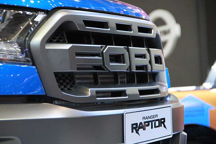 Về thiết kế, tương tự "đàn anh" F-150 Raptor, thiết kế của bán tải Ranger Raptor mới cũng được trang bị lưới tản nhiệt màu đen với dòng chữ "Ford" cỡ lớn ở giữa. Cản va nằm trên khung nhằm tăng độ bền, đèn sương mù LED và hốc gió thật là những chi tiết đáng chú ý khác ở đầu xe.