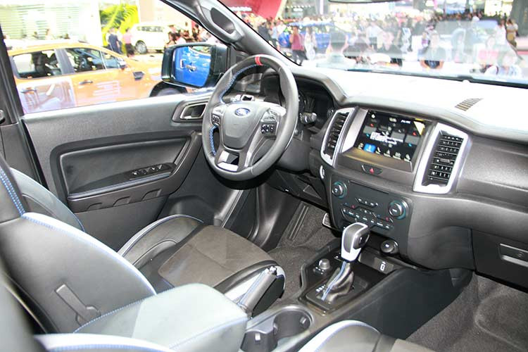 Bên trong, Ford Ranger Raptor được thiết kế với mầu sắc tối, mọt số chi tiết nhấn nhá "sẹc tông" với ngoại thất, các trang bị tiện nghi như ghế tích hợp sưởi, vô-lăng bọc da, điều hòa tự động màn hình cảm ứng 8-inch tích hợp hệ thống SYNC 3, định vị dẫn đường vệ tinh...