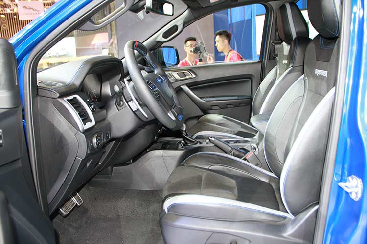 Các trang bị khác cho xe bao gồm hệ thống giảm xóc thể thao FOX, lốp địa hình chuyên dụng BFGoodrich, 6 chế độ địa hình khác nhau bao gồm cả offroad tốc độ cao trên sa mạc cùng hàng loạt các công nghệ an toàn thông minh vốn đã có sẵn trên các phiên bản cao nhất của Ranger.