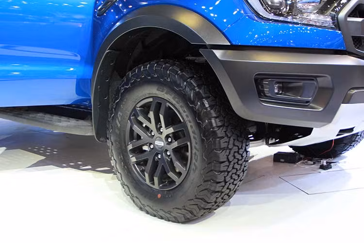 Thân xe thiết kế khí động học với hốc bánh của xe loe rộng hơn so với bản thường, nhằm phù hợp với hành trình hệ thống treo dài hơn và bộ bánh lớn hơn. Bản Raptor của Ranger sử dụng la-zăng 17-inch cùng bộ lốp đi đại hình BF Goodrich All-Terrain cỡ 285/70R17
