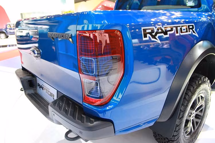 Ranger Raptor có kích thước dài x rộng x cao lần lượt 5.398 x 2.180 x 1.873 mm, khoảng sáng gầm gia tăng thành 283 mm. Xe có góc thoát trước 32,5 độ, góc thoát sau 24 độ và góc vượt đỉnh dốc 24 độ.