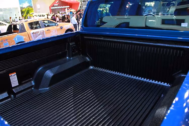 Tại triển lãm VMS 2018, Ford Việt Nam chính thức công bố giá bán của Ranger Raptor là 1,198 tỷ đồng. Đáng lưu ý, mẫu xe này sẽ được tính thuế trước bạ như xe con chứ không phải như xe bán tải giống các phiên bản Ranger khác. Bù lại, người sử dụng sẽ được sở hữu một mẫu xe không niên hạn sử dụng, thay vì chỉ 25 năm như Ranger thường.