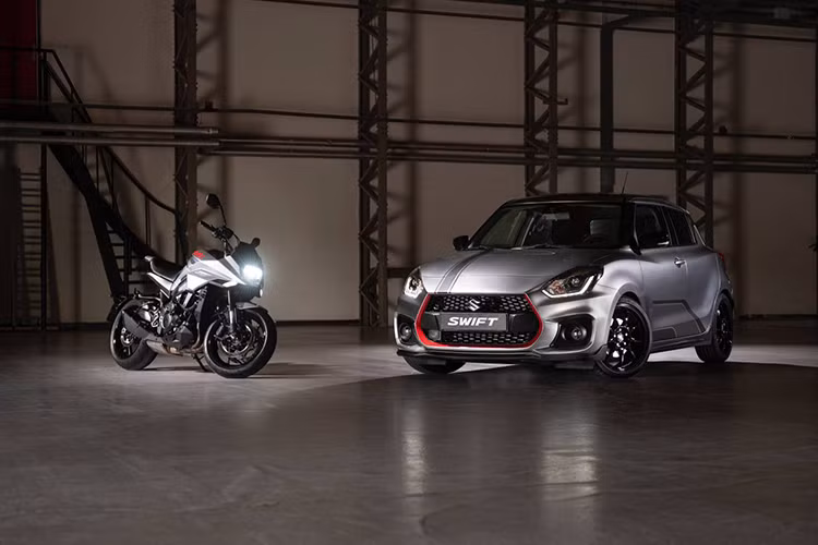 Giá xe Suzuki Swift Sport Katana mới tại Hà Lan khởi điểm từ 28.999 euro (tương đương 755 triệu đồng). Mặc dù không được bán ra tại thị trường Việt Nam, nhưng Suzuki Swift Sport phiên bản Katana này có thể là một gợi ý nâng cấp xe dành cho những khách hàng đang sử dụng dòng Suzuki Swift mới.