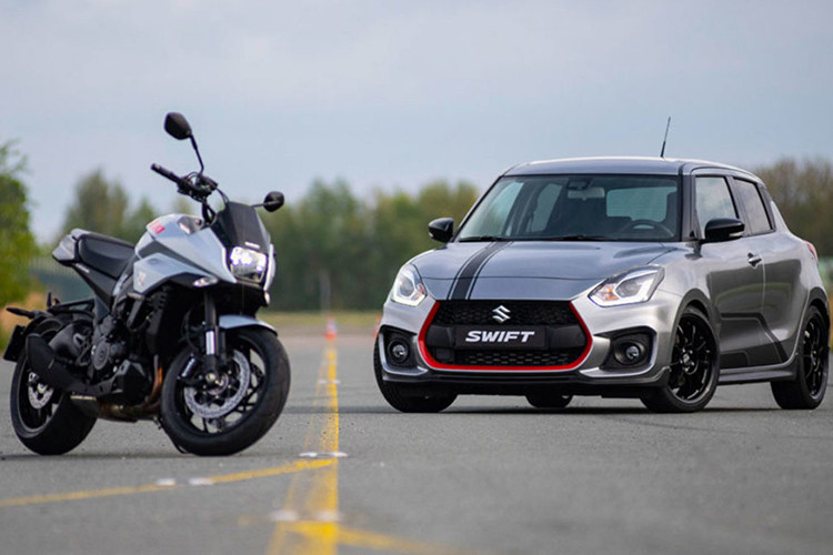 Mẫu xe Suzuki Swift Sport Katana mới được phát triển từ dòng Swift Sport với diện mạo thể thao hơn khi hãng xe Nhật Bản đã trang bị cho nó một bộ body lip giả sợi carbon đẹp mắt ở cản trước, ốp sườn.
