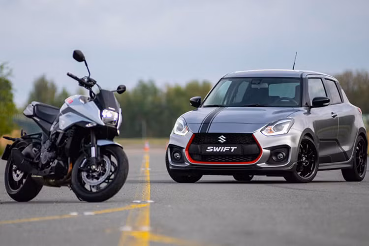Mẫu xe Suzuki Swift Sport Katana mới được phát triển từ dòng Swift Sport với diện mạo thể thao hơn khi hãng xe Nhật Bản đã trang bị cho nó một bộ body lip giả sợi carbon đẹp mắt ở cản trước, ốp sườn.