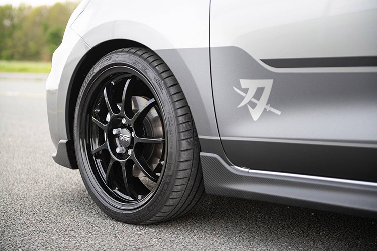 Trong khi mẫu khi Suzuki Swift Sport thông thường chỉ dùng mâm 17 inch. Cuối cùng, Suzuki chỉ cung cấp 02 màu sơn cho Suzuki Swift Sport Katana mới bao gồm Xám (Premium Silver metallic) và Đen (Super Black Pearl).