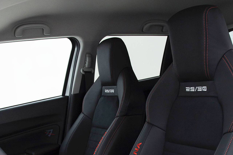 Ngoài ra xe còn sở hữu hệ thống treo thể thao Hipermax MAX IV GT từ HKS với chiều cao và giảm xóc có thể điều chỉnh. Bên trong cabin SSS Katana “chất chơi” hơn với vô lăng thể thao với huy hiệu Katana, ghế thể thao được thêu dòng chữ Katana đi kèm số series của xe được thêu trên đó, chưa hết dòng chữ Katana trên bệ cửa và thảm sàn.