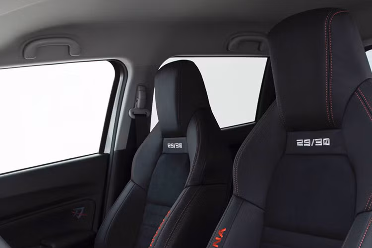 Ngoài ra xe còn sở hữu hệ thống treo thể thao Hipermax MAX IV GT từ HKS với chiều cao và giảm xóc có thể điều chỉnh. Bên trong cabin SSS Katana “chất chơi” hơn với vô lăng thể thao với huy hiệu Katana, ghế thể thao được thêu dòng chữ Katana đi kèm số series của xe được thêu trên đó, chưa hết dòng chữ Katana trên bệ cửa và thảm sàn.