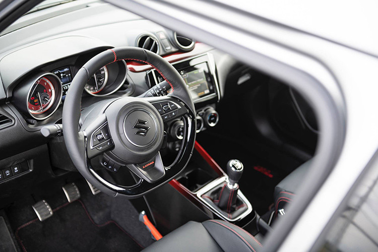 Không dừng lại diện mạo “ngầu” và bộ mâm thể thao, Suzuki trang bị cho Suzuki Swift Sport Katana hệ thống ống xả thể thao (exhaust full system) từ thương hiệu Remus được làm từ thép không gỉ có trọng lượng nhẹ với ống xả màu crôm đen. Để tăng cường khả năng xử lý, Katana còn có thêm thanh giằng cân bằng (strut bar) CUSCO Power Brace.