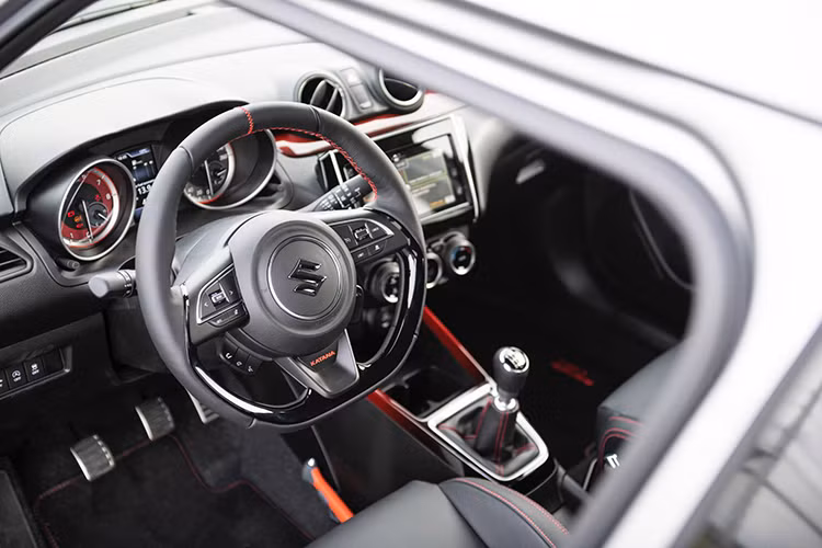 Không dừng lại diện mạo “ngầu” và bộ mâm thể thao, Suzuki trang bị cho Suzuki Swift Sport Katana hệ thống ống xả thể thao (exhaust full system) từ thương hiệu Remus được làm từ thép không gỉ có trọng lượng nhẹ với ống xả màu crôm đen. Để tăng cường khả năng xử lý, Katana còn có thêm thanh giằng cân bằng (strut bar) CUSCO Power Brace.