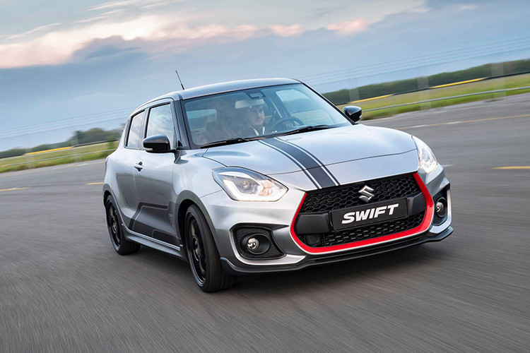 Không có thay đổi về động cơ và hệ truyền động, Swift Sport Katana 2019 mới còn sử dụng động cơ xăng 4 xy-lanh thẳng hàng (I4) dung tích 1.4L tăng áp - BOOSTERJET cho công suất tối đa 138 mã lực tại 5.500 vòng/ phút và mô-men xoắn cực đại 230 Nm có được tại dải vòng tua 2.500 đến 3.500 vòng/ phút.