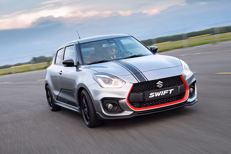 Không có thay đổi về động cơ và hệ truyền động, Swift Sport Katana 2019 mới còn sử dụng động cơ xăng 4 xy-lanh thẳng hàng (I4) dung tích 1.4L tăng áp - BOOSTERJET cho công suất tối đa 138 mã lực tại 5.500 vòng/ phút và mô-men xoắn cực đại 230 Nm có được tại dải vòng tua 2.500 đến 3.500 vòng/ phút.