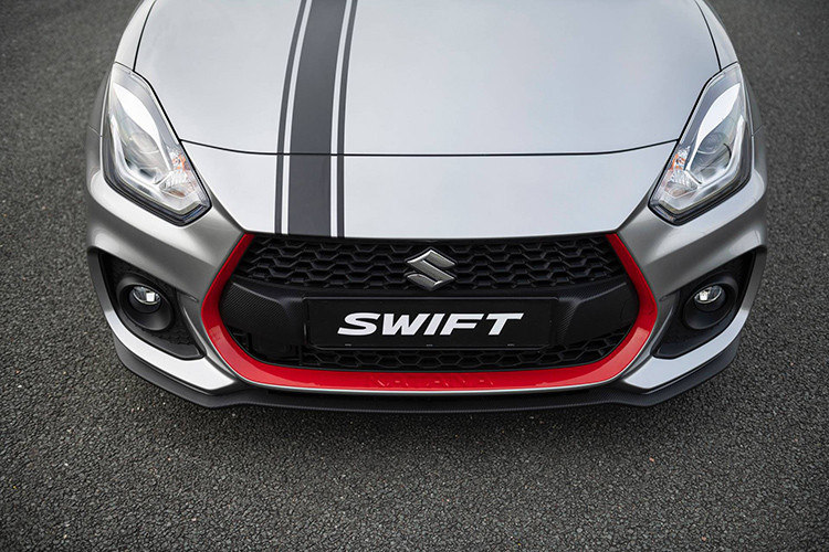 Chưa hết, Suzuki Swift Sport 2019 mới này con mang bộ tem thể thao hai bên hông xe với dòng chữ “Katana” bằng tiếng Nhật mang tính biểu tượng của dòng xe máy Suzuki Katana, và dòng chữ đánh dấu số thứ tự **/30 phía trên tay nắm cánh cửa sau là những điểm mới giúp dễ dàng phân biệt giữa bản thường với bản Katana mới.
