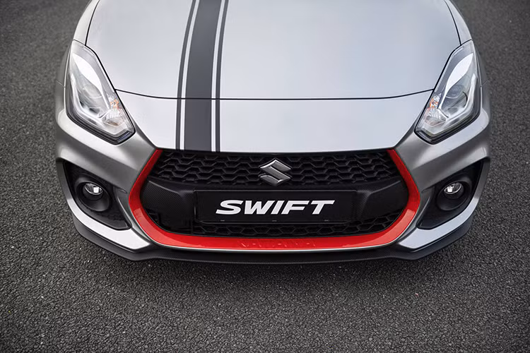 Chưa hết, Suzuki Swift Sport 2019 mới này con mang bộ tem thể thao hai bên hông xe với dòng chữ “Katana” bằng tiếng Nhật mang tính biểu tượng của dòng xe máy Suzuki Katana, và dòng chữ đánh dấu số thứ tự **/30 phía trên tay nắm cánh cửa sau là những điểm mới giúp dễ dàng phân biệt giữa bản thường với bản Katana mới.