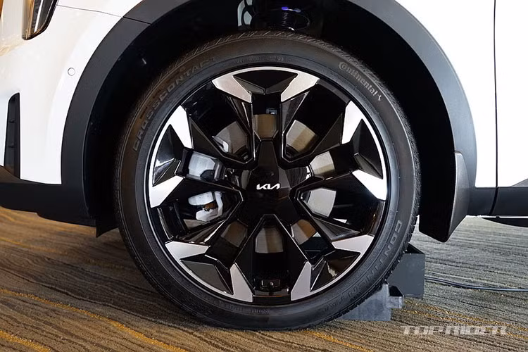 Trong vài năm trở lại đây, Hyundai Santa Fe đã dần đánh mất hào quang ở thị trường nội địa Hàn Quốc và thường xuyên bán kém Kia Sorento. Đây cũng chính là nguyên nhân chủ yếu khiến Hyundai tung ra Santa Fe thế hệ mới sớm hơn kế hoạch ban đầu.