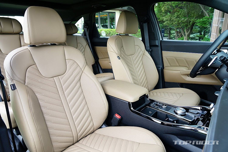Nếu xét về thương hiệu thì Hyundai vẫn bán chạy hơn Kia với kết quả tổng cộng 45.397 xe trong tháng 9/2023, giảm 4% so với cùng kỳ năm ngoái. Con số tương ứng của thương hiệu Kia là 44.415 xe.