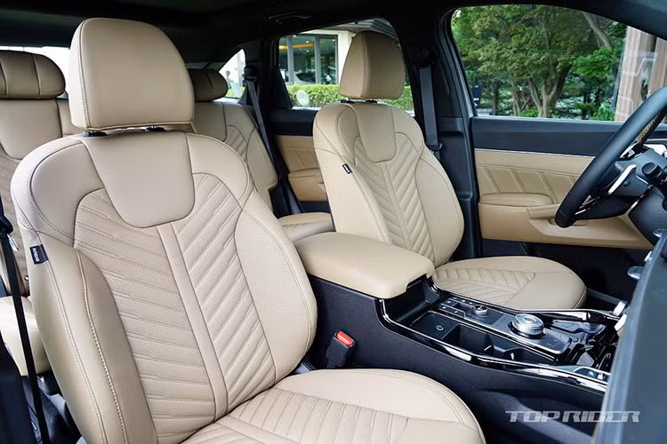 Nếu xét về thương hiệu thì Hyundai vẫn bán chạy hơn Kia với kết quả tổng cộng 45.397 xe trong tháng 9/2023, giảm 4% so với cùng kỳ năm ngoái. Con số tương ứng của thương hiệu Kia là 44.415 xe.