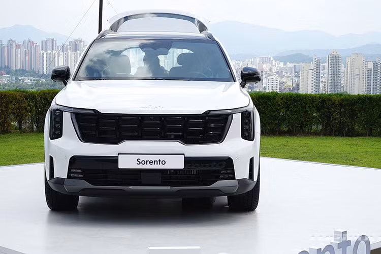 Tại thị trường Hàn Quốc, hiện mẫu xe Kia Sorento 2024 có 3 phiên bản và giá bán dao động từ 35,06 - 48,31 triệu Won (khoảng 623 - 859 triệu đồng). Giá xe Kia Sorento 2024 cũng khá tương đồng với Hyundai SantaFe thế hệ mới (35,46 - 47,64 triệu Won).