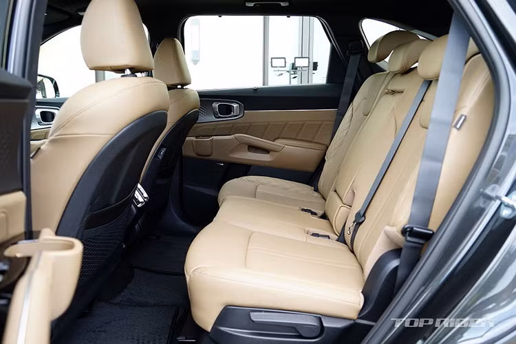 Cũng trong tháng 9/2023 vừa qua, thương hiệu Hyundai đã chứng kiến doanh số sụt giảm mạnh của 2 mẫu ôtô điện là Ioniq 5 và Ioniq 6. Kết quả bán hàng của 2 mẫu ô tô điện này lần lượt là 705 xe và 344 xe. Trong khi đó, mẫu SUV điện Kia EV9 lại tăng trưởng mạnh, đạt doanh số 1.163 xe. 