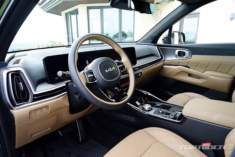 Có lẽ thiết kế gây tranh cãi của mẫu SUV Hyundai SantaFe 2024 thế hệ mới là một phần nguyên nhân khiến mẫu xe này chưa lấy lại được phong độ và vượt qua "người anh em" Kia Sorento. 