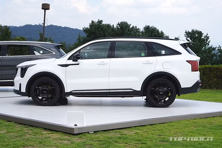 Theo đó, trong tháng 9/2023 vừa qua, mẫu xe SUV Kia Sorento 2024 đã vươn lên thành mẫu xe bán chạy nhất tại thị trường Hàn Quốc, vượt qua cả sedan hạng trung Hyundai Grandeur và ôtô tải Hyundai Porter. Trước đây, vị trí dẫn đầu thị trường thường thuộc về 2 mẫu xe kể trên của thương hiệu Hyundai.