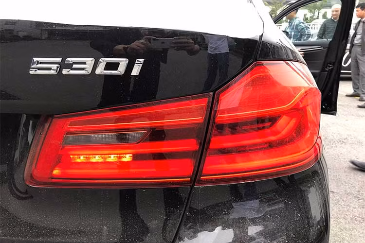 Trong khi đó, ở phía sau là cụm đèn hậu chia tầng, sử dụng đèn LED, nắp ca-pô ấn tượng với ăng-ten dạng vây cá tăng tính khí động học trên xe, đi kèm là cặp ống-ả đơn đối ứng hai bên được làm bằng kim loại sáng.