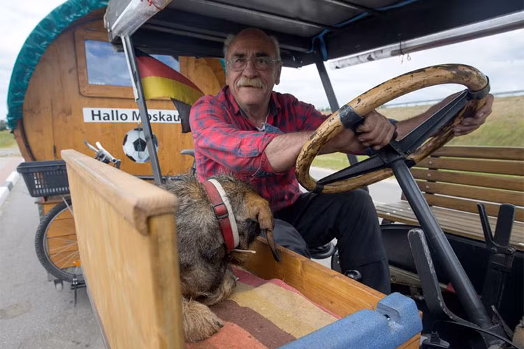 Ngoài chiếc máy kéo và xe thùng phía sau, ông còn được sự hỗ trợ và đồng hành của... chú chó trung thành. Theo ông Wirth chia sẻ với những người mình gặp trên hành trình kỳ lạ này rằng; ông sẽ tới Moscow trong vòng 10 ngày sau khi nghỉ chân tại Minsk một thời gian ngắn.