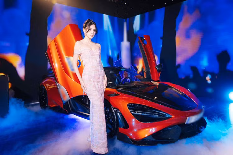 Gần đây, bộ ảnh của Hoa hậu Việt Nam 2018 - Trần Tiểu Vy tham dự 1 sự kiện ở TP HCM đã nhận được sự quan tâm của giới mê xe, lý do là "nàng hậu" này đã có những bức ảnh chụp cùng với siêu xe mui trần McLaren 765LT Spider đầu tiên về Việt Nam.