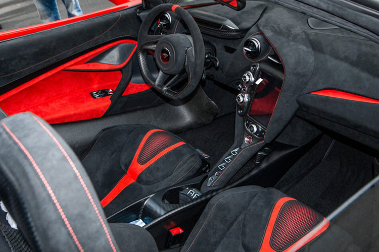 Tương tự như xe McLaren 720S Spider , siêu xe mui trần McLaren 765LT Spider cũng có tốc độ mở mui nhanh nhất thế giới khi chỉ mất 11 giây theo thông báo của hãng xe Anh quốc nhưng một số đại gia Việt khi trải nghiệm thực tế, thời gian đóng hoặc mở mui chỉ mất không quá 9 giây. Trên chìa khóa xe cũng sẽ được tích hợp thêm nút đóng hoặc mở mui.