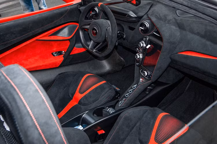Tương tự như xe McLaren 720S Spider , siêu xe mui trần McLaren 765LT Spider cũng có tốc độ mở mui nhanh nhất thế giới khi chỉ mất 11 giây theo thông báo của hãng xe Anh quốc nhưng một số đại gia Việt khi trải nghiệm thực tế, thời gian đóng hoặc mở mui chỉ mất không quá 9 giây. Trên chìa khóa xe cũng sẽ được tích hợp thêm nút đóng hoặc mở mui.