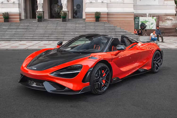 Đằng sau siêu xe McLaren 765LT Spider của đại gia Quốc Cường có cánh gió đuôi nâng cao hơn so với xe tiêu chuẩn, cản sau sửa đổi thiết kế hoàn toàn, cuối cùng, chính là điểm nhấn của bản McLaren 765LT Spider với 4 ống xả xếp thành hàng ngang, nhìn rất uy lực.
