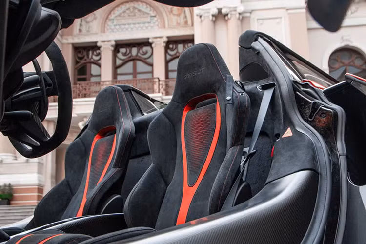 Vẫn được trang bị khối động cơ V8, dung tích 4.0 lít, tăng áp kép nhưng siêu xe mui trần giới hạn McLaren 765LT Spider lại sản sinh công suất tối đa 755 mã lực, tăng 45 mã lực so với bản tiêu chuẩn tại vòng tua máy 7.500 vòng/phút và mô-men xoắn cực đại 800 Nm tại tua máy 5.500 vòng/phút. Xe tăng tốc từ vị trí xuất phát lên 100 km/h chỉ trong thời gian 2,8 giây trước khi đạt vận tốc tối đa 330 km/h.