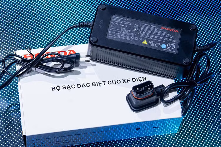 Đáng chú ý, Honda áp dụng mô hình thuê pin linh hoạt, cho phép người dùng xe máy điện ICON e: thanh toán qua ứng dụng My Honda+ với chi phí 350.000 đồng/tháng và không giới hạn quãng đường sử dụng, giúp giảm chi phí đầu tư ban đầu. 